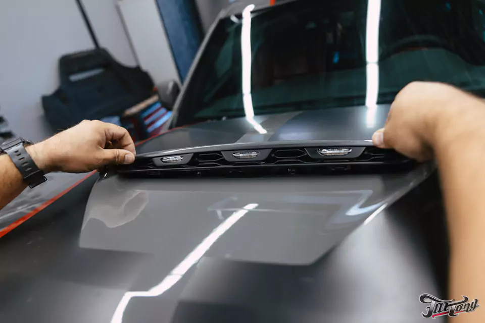 Добавили маркерные огни в капот для Dodge Durango SRT